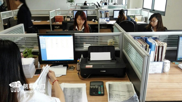 重庆朗彩木门井然有序的工作